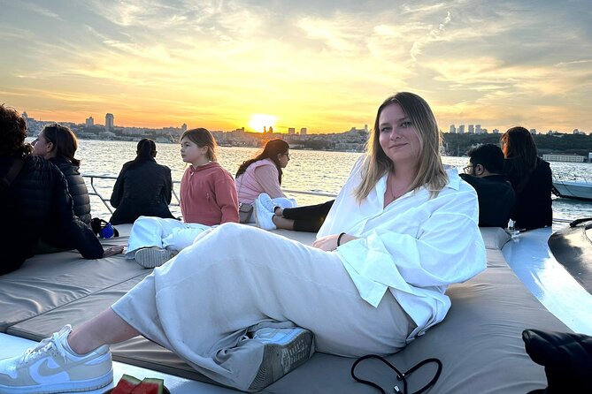 Sunset or Daytime Istanbul Guided Luxury Yacht Cruise with Snacks - Rumeli Fortress and the narrow Bosphorus