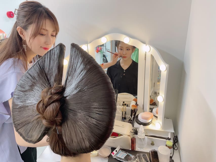Tokyo: Private Makeover Photography Studio in Luxury Kimono - Dressing in the kimono