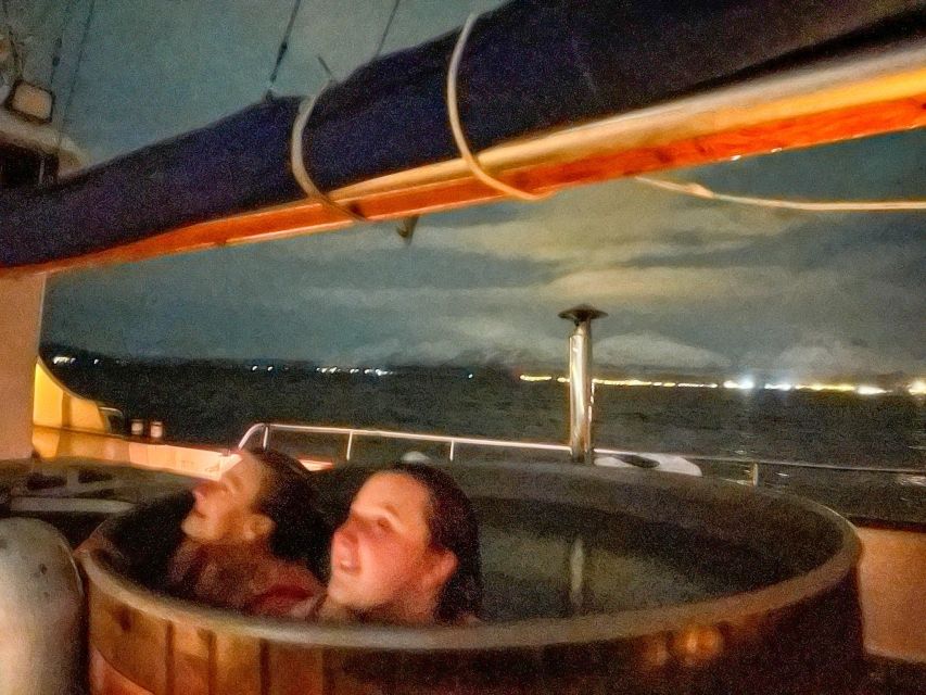 Tromso: Luxury Northern Lights Cruise with Hot Tub & Dinner - Why the small group matters