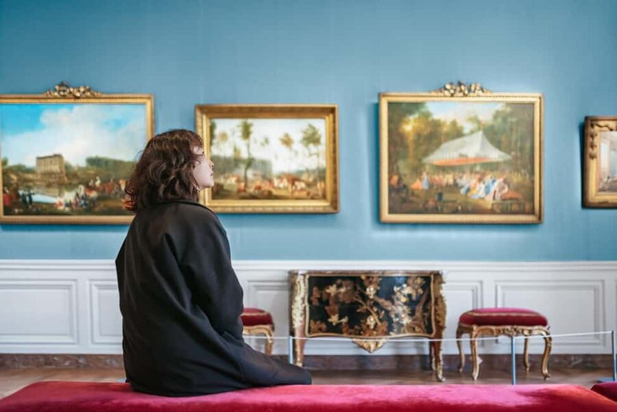 Versailles: Entry ticket & Private Apartments VIP Tour - Entering Versailles through the priority route