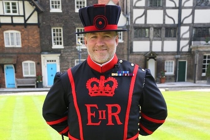 VIP Tower of London and Crown Jewels Tour with Private Beefeater Meet & Greet - What the three-hour schedule feels like