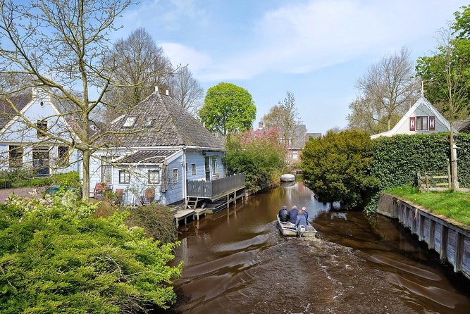 Volendam & Marken Private Tour in luxury Jaguar S Type 1/2 day - Broek in Waterland: fifteen minutes of rural quiet