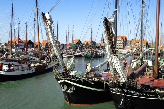 Volendam & Marken Private Tour in luxury Jaguar S Type 1/2 day - What the private format changes