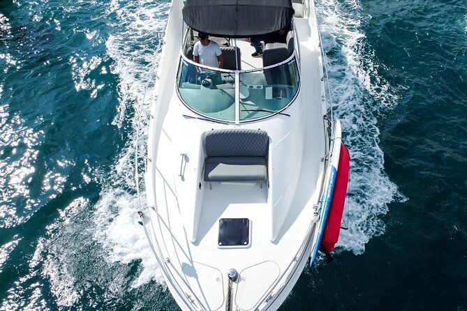 Yacht Carver - Luxury Private Yacht Tour - A built-in open bar keeps the day easy