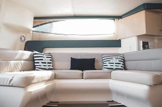 Yacht Carver - Luxury Private Yacht Tour - El Arco and the sea lions
