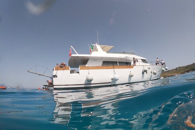 Yacht excursion Shalimar IV - Crew, captain, music, and onboard mood
