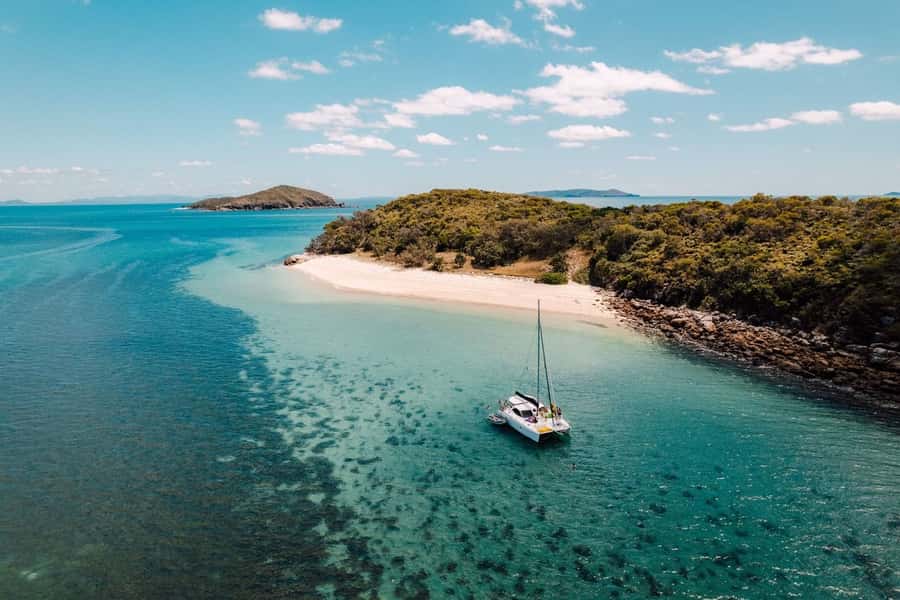 Yeppoon: Great Keppel Island Luxury Sail & Snorkel Day Tour - Sailing the Capricorn Coast by catamaran